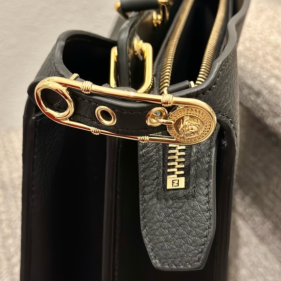 FENDI Peekaboo โIseeuโ Medium - Picture 7 of 17